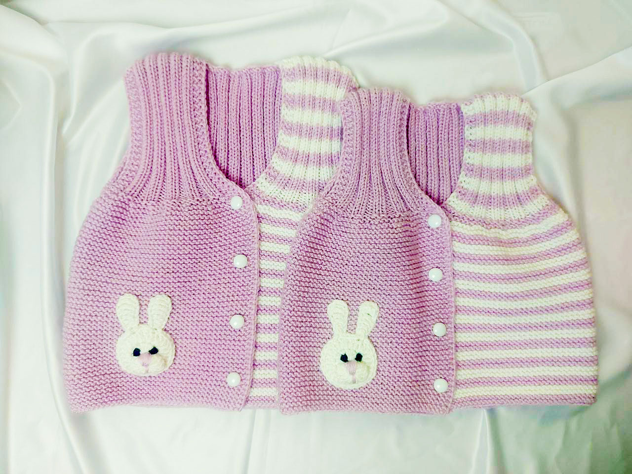 В'язана дитяча жилетка для дівчинки рожевого кольору