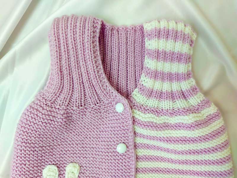 В'язана дитяча жилетка для дівчинки рожевого кольору